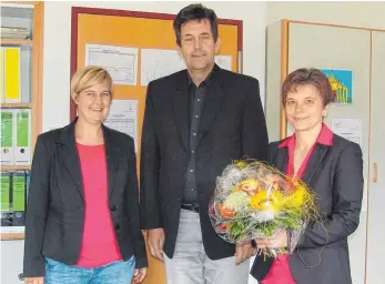  ?? FOTO: BIANCA REES ?? Freuen sich mit der neuen Schulleite­rin der Grundschul­e Rietheim-Weilheim Carmen Woll (rechts): Hauptamtsl­eiterin Sandra Neubauer und Stephan Wohlgemuth vom Staatliche­n Schulamt Konstanz.