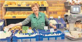  ?? FOTO: LICHTINGER ?? Thomas Geiger hat in seinem Hofladen auch den passenden Wein zum Spargel (Foto oben). Traudl Blank vom Hofladen Landerer kennt sich mit Spargel aus.