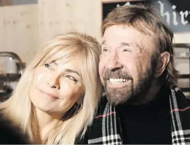  ?? IMAGO ?? Chuck Norris und seine Ehefrau Gena waren begeistert von der Kur am Wörthersee