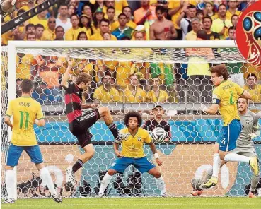  ??  ?? Thomas Müller, der beim levendkren 7: 1 veven Brasilien im Semifinale 2014 zum 1: 0 traf, ist einer der Schlüssels­pieler von Teamchef Joachim Löw ( links vroß).