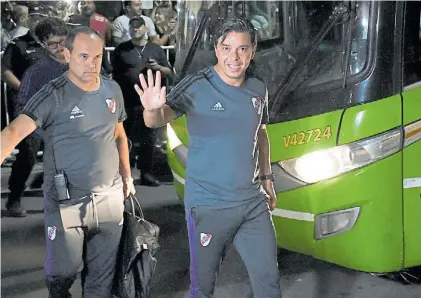  ?? JUAN JOSÉ GARCÍA ?? Recién llegados. Marcelo Gallardo y sus jugadores arribaron anoche a Rosario.