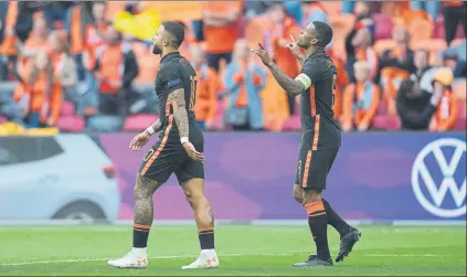  ?? FOTO: GETTY ?? Georgino Wijnaldum, junto a Memphis Depay, celebra uno de los dos goles que le marcó ayer a Macedonia del Norte