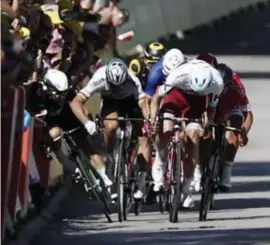  ?? © epa-efe ?? Het sprintinci­dent tussen Mark Cavendish en Peter Sagan in de Tour van dit jaar: straks stof voor de videoref.