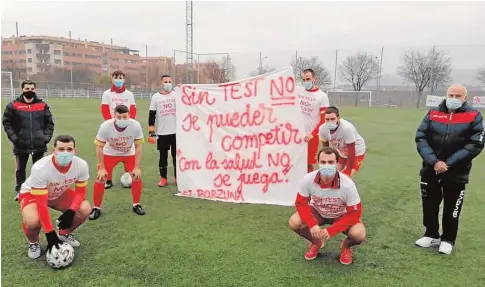  ?? CF PORZUNA ?? «Me parece totalmente injusto que en Tercera División los test sean obligatori­os y en las categorías más modestas no», dice Inocente Palomares, presidente del CF Porzuna, del grupo II de Primera Autonómica