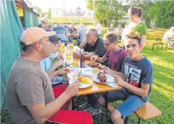  ?? FOTO: KARL MÄGERLE ?? Die Plätze am Rande des Festzelts sind beim Engelswies­er Sommerfest besonders beliebt.