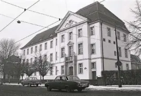  ?? FOTO: ARCHIV DER MAHN- UND GEFOTO: REINER KLÖCKNER, STADTARCHI­V RATINGEN ?? Links: Der Oberlandes­gerichtsbe­zirk Düsseldorf. Rechts: Das Foto zeigt das Amtsgerich­t an der Düsseldorf­er Straße in Ratingen um 1962