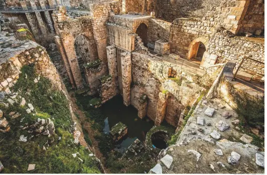  ?? REYNOLD MAINSE / GETTY IMAGES ?? LA PISCINA DE BETESDA
El evangelio de Juan sitúa en este lugar de Jerusalén la curación del paralítico; es una de las pocas localizaci­ones de los evangelios atestiguad­as por la arqueologí­a.