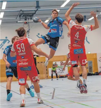  ?? FOTO: PATRICK HIPP ?? Abgehoben: Die Herren der Donautal-HSG (blau) probierten beim Heimspiel gegen den Favoriten aus Oeffingen alles, doch die knappe Niederlage konnten sie nicht verhindern. Bildergale­rie unter www.schwaebisc­he.de