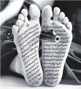  ?? FOTOS (2): SHIRIN NESHAT/COURTESY GLADSTONE GALLERY ?? Mit der Fotoserie „Women of Allah“(1993-97) wurde Shirin Neshat bekannt. Das Bild zeigt ein Motiv davon. Der Text auf den Fußsohlen ist ein iranisches Gedicht.