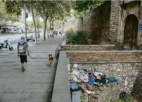  ?? MANÉ ESPINOSA ?? Barcelona és avui una ciutat més pobra, i el nou barraquism­e de la pandèmia també augmenta la brutícia
Si més no els espais més singulars de la ciutat es deslliuren d’aquests pegats ennegrits tan difícils de treure