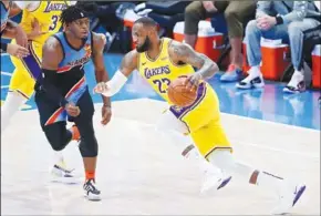  ??  ?? LeBron James van LA Lakers probeert langs een opponent te gaan. (Foto: NBA.com)