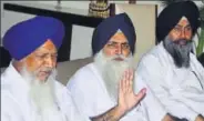  ?? SAMEER SEHGAL/HT ?? Former SAD MLA Virsa Singh Valtoha (centre) during a press conference in Amritsar on Sunday.