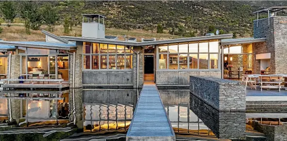  ?? ?? Designed by architect Michael Wyatt, Pokapu, on the Remarkable­s skifield access road in Queenstown, is a luxury property listed with NZ Sotheby’s Internatio­nal Realty.