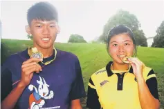  ??  ?? Yu Kiong and Nie Nie display their medals at last week’s Sibu Open Championsh­ip.