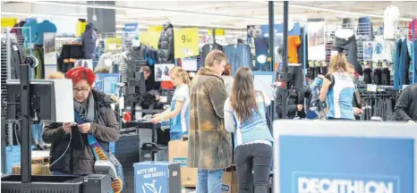  ?? FOTO: ALEXANDER KAYA ?? Viele Käufer hat es bei der Eröffnung der Decathlon-Filiale im Blautalcen­ter in Ulm vor rund drei Monaten in das Sportgesch­äft gezogen. Die beiden Standorte sollen sich im Sortiment ergänzen.