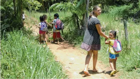  ?? Fotos: Theresia Sauter ?? Theresia arbeitet in Brasilien in einer Schule und einem Kindergart­en. Jeden Tag begleitet sie die Kinder auf diesem Weg zur Bushaltest­elle.
