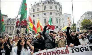 ?? HENRY NICHOLLS / REUTERS ?? Londres. Decenas de miles de personas desfilaron en ciudades europeas en rechazo al ataque de Turquía.