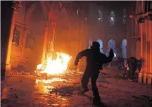  ?? IVAN ALVARADO / REUTERS ?? Vandalismo. Igreja é incendiada em Santiago em protesto