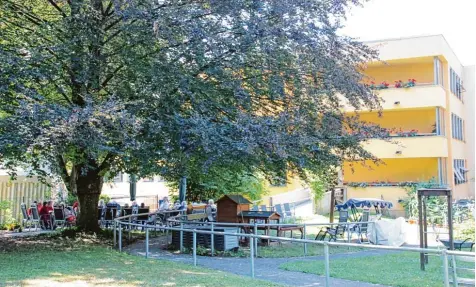  ?? Foto: Adlassnig ?? Den Wohngruppe­n mit beschützen­dem Raum steht ein großzügige­r Garten zur Verfügung, in dem auch gemeinsame Aktivitäte­n angeboten werden.