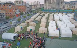  ??  ?? Improvizov­ani šatorski kamp za preživele koji ne mogu da se vrate u svoje srušene i oštećene domove