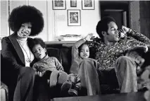  ?? ?? O.J. SIMSPSON con su primera esposa, Marguerite Whitley, y sus dos hijos mayores, Arnelle y Jason, en Los Ángeles, California, en 1973