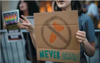  ?? Reuters / Eduardo Munoz ?? A small group of people protest against the Trump administra­tion and demand immediate diplomatic talks with North Korea to prevent nuclear war on August 9.사람들이8월 9일트럼프정부에반대­시위를벌이며핵전쟁방­지를위해북한과즉시외­교적대화를시작할것을­요구하고있다.