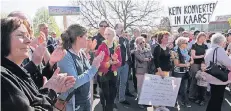  ?? FOTO: ANJA TINTER ?? Die Polizei schätzte die Zahl der Teilnehmer bei der Versammlun­g, die im Wendekreis vor dem Mercure-Hotel stattfand, auf mehr als 250.