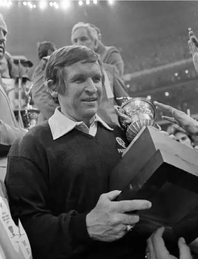  ?? Associated Press ?? Jan. 3, 1977: Johnny Majors carries the Sugar Bowl trophy and with it Pitt’s only national title of the modern era.