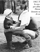  ??  ?? A Roma, nel 1967, Vittorio fa una pausa per abbracciar­e Alessandro durante una partita di calcio.