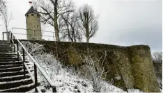  ?? Foto: Holger Sabinsky-wolf ?? Irgendwo im Schatten der Burgruine von Lichtenber­g verschwand die neunjährig­e Peggy im Mai 2001.