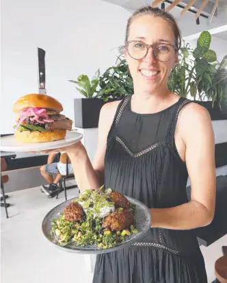  ?? Picture: RICHARD GOSLING ?? Owner Liz Ennis at her new Palm Beach cafe Barefoot Barista.