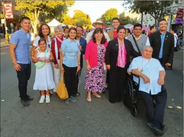  ?? PHOTOS BY GERARDO ZAVALA — DAILY DEMOCRAT ?? Woodland Mayor Victoria Fernandez (center) poses with delegation members from La Piedad, Michoacán Friday in Woodland.