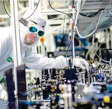  ?? Foto: HiLASE a ELI Beamlines ?? Na vlastní kůži Talentová akademie umožní finalistům zakusit v laserových centrech skutečnou vědeckou práci.