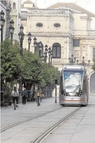  ?? MANUEL GÓMEZ ?? El tranvía sevillano, en su recorrido por la Avenida