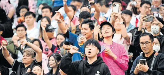  ?? [APA / AFP] ?? Daumen runter: Fußballfan­s in Hongkong sind nach einem Gastspiel von Lionel Messi mächtig sauer und verlangen Wiedergutm­achung.