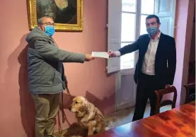  ??  ?? Mamo TCV Advocates managing partner Dr Michael Psaila presenting the donation to Malta Guide Dogs Foundation chairman Joseph Stafrace with his guide dog, Toby