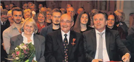  ?? FOTO: SIEGFRIED HEISS ?? Auszeichnu­ng in feierliche­m Rahmen: Minister Manne Lucha (rechts) überreicht­e Hans Zimmerer das Bundesverd­ienstkreuz. Links im Bild Zimmerers Ehefrau Hanne.