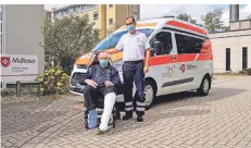  ?? FOTO: MALTESER ?? Rettungssa­nitäter Maik Warter (r.) bringt Patient Josef D. mit dem Herzenswun­sch-Krankenwag­en zum Grab seiner Ehefrau.