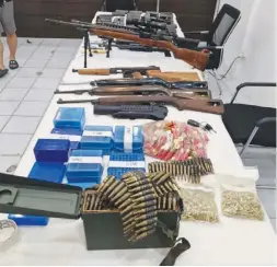  ?? (Photo from NCRPO) ?? TERROR LINKS? -- A huge cache of firearms that include assault rifles, a machine gun, and hand guns, is seized at a Makati residence by authoritie­s.