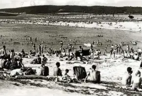  ??  ?? Man konnte es kaum abwarten. Als der See nach einem Jahr auf  Hektar Wasserfläc­he angestaut war, kamen im Juni  schon die ersten Gäste, um sich am Badestrand zu tummeln.