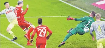  ?? FOTO: IMAGO ?? Robert Lewandowsk­i bricht den Bann, trifft zum 1:0 für den FC Bayern.