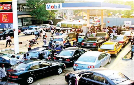  ??  ?? A chaotic situation in one of the filling stations in Lagos