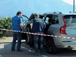  ??  ?? Controllat­a La Volvo di Gabriele Sorrentino ispezionat­a dalla scientific­a (Rensi)