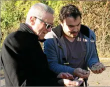  ??  ?? Sébastien, à droite, montre le broyat obtenu à Francis Dupouey (Président de Trigone)