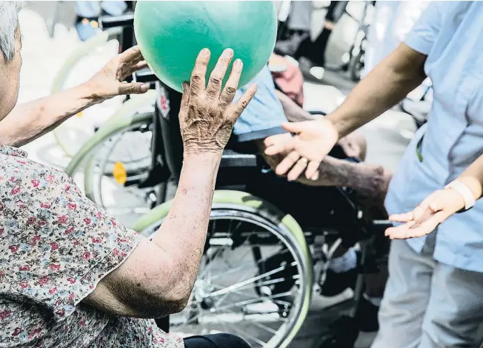  ?? Xa ie e a ?? Los usuarios de las residencia­s esperan que las administra­ciones cumplan las promesas hechas durante la pandemia, que causó estragos en esos centros