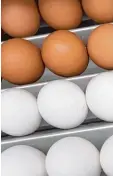  ?? Foto: P. Endig, dpa ?? Wer Eier färbt, greift meist zu solchen mit weißer Schale.