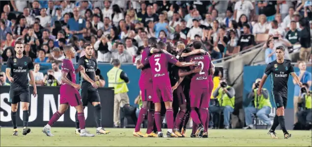  ??  ?? SUPERIOR. Los jugadores del Manchester City celebran uno de los cuatro goles que marcaron al Real Madrid, ante la impotencia de los jugadores blancos.
