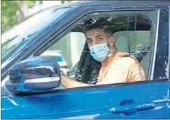  ??  ?? Feddal, futbolista del Betis, en el interior de su coche.