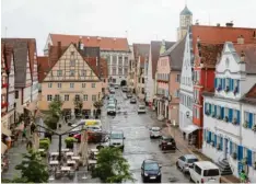  ?? Archivfoto: Verena Mörzl ?? Zeugen riefen Samstagabe­nd wegen einer körperlich­en Auseinande­rsetzung auf dem Oettinger Marktplatz die Polizei.