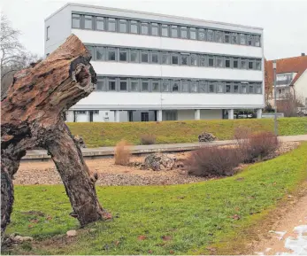  ?? FOTO: MICHAEL HESCHELER ?? Um den Hotelneuba­u zu realisiere­n, muss das frühere Bundeswehr-Gebäude in der Vorstadt abgerissen werden. Doch gebaut wird erst, wenn die GSW einen Pächter gefunden hat.